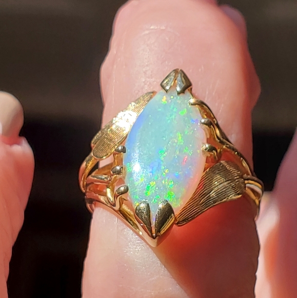 Jewelry - Stunning vintage large genuine opal ring